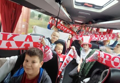 mlodzi kibice ze slobodki jada na mecz polski z nowa zelandia