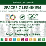 Uczestnicy spaceru edukacyjnego w lesie