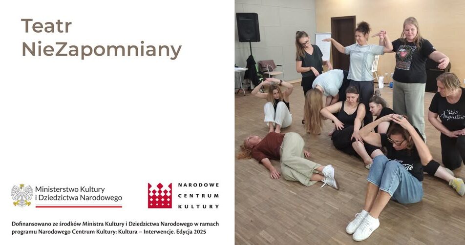 Uczestnicy warsztatów teatralnych podczas performensu finałowego
