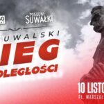 uczestnicy biegu niepodległości biegnący ulicami Suwałk