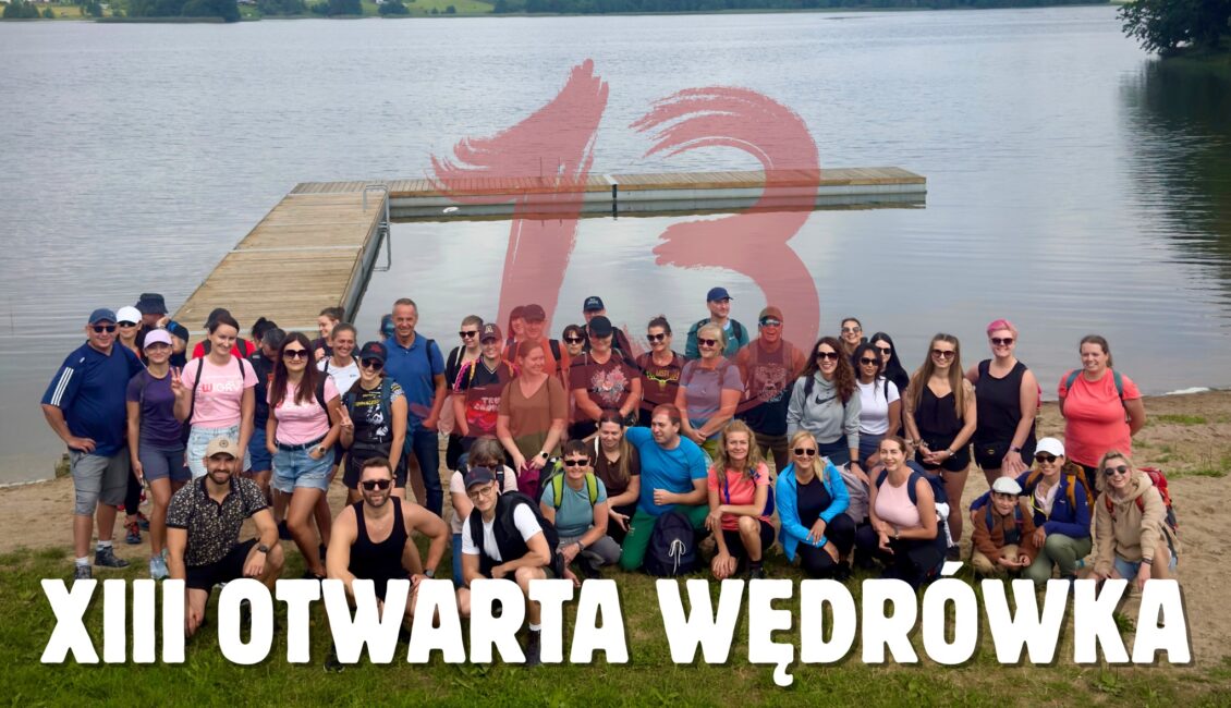 XIII Otwarta Wędrówka – Suwalski Park Krajobrazowy i ognisko Uczestnicy pieszej wędrówki na tle jesiennego krajobrazu Suwalskiego Parku Krajobrazowego