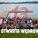 Uczestnicy pieszej wędrówki na tle jesiennego krajobrazu Suwalskiego Parku Krajobrazowego