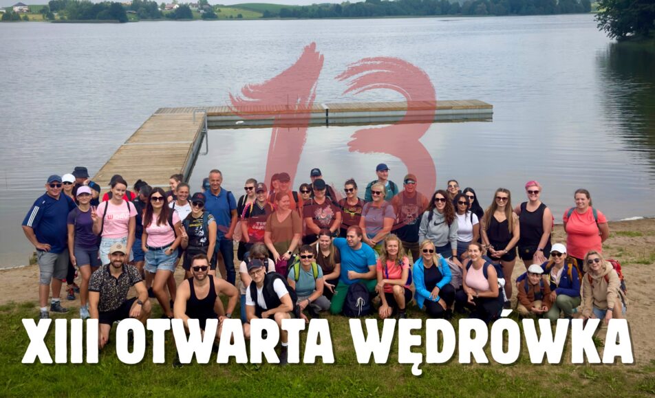 Uczestnicy pieszej wędrówki na tle jesiennego krajobrazu Suwalskiego Parku Krajobrazowego