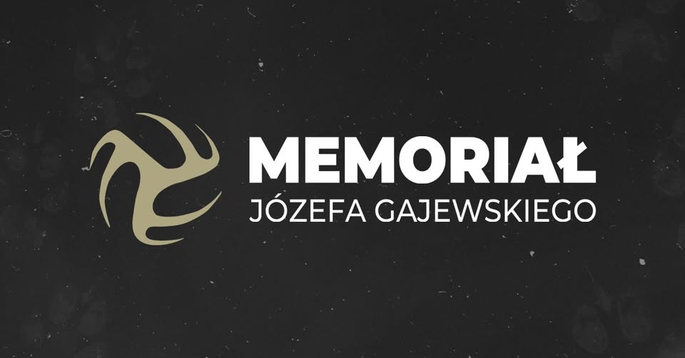 Zawodnicy drużyn siatkarskich podczas meczu memoriałowego