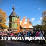 XIV Otwarta Wędrówka – Dolina Marianki i ognisko Uczestnicy jesiennej wędrówki na tle krajobrazu Doliny Marianki