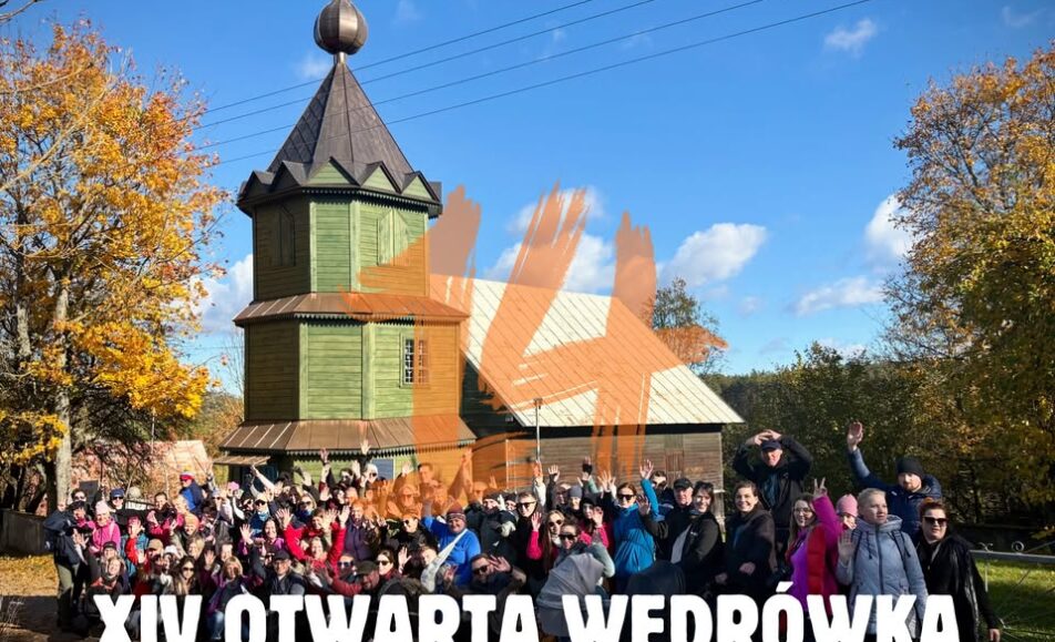 Uczestnicy jesiennej wędrówki na tle krajobrazu Doliny Marianki