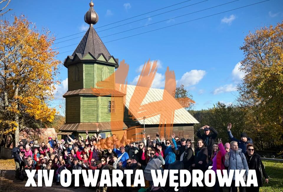 Uczestnicy jesiennej wędrówki na tle krajobrazu Doliny Marianki