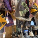 Stoisko z ceramiką artystyczną na jarmarku świątecznym