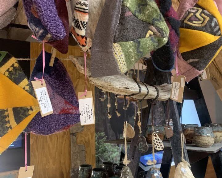 Stoisko z ceramiką artystyczną na jarmarku świątecznym