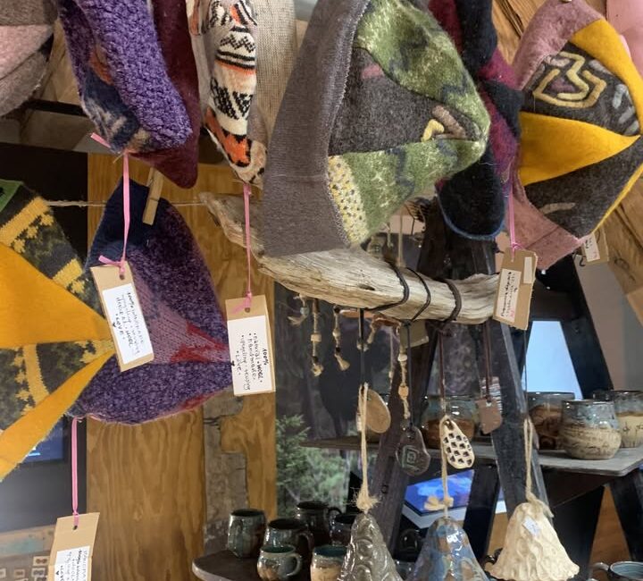 Stoisko z ceramiką artystyczną na jarmarku świątecznym