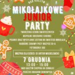 dzieci bawiące się przy choince podczas imprezy mikołajkowej