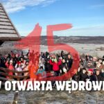 uczestnicy wędrówki na tle zimowego krajobrazu suwalszczyzny