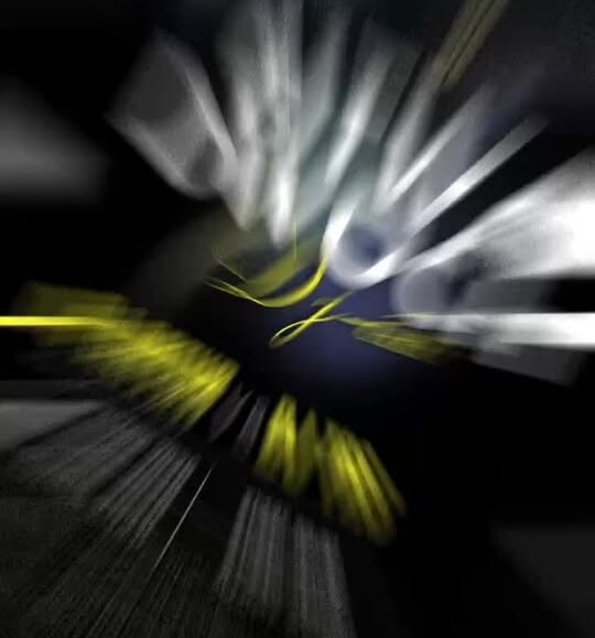 Dwóch DJ-ów na tle kolorowych świateł podczas imprezy