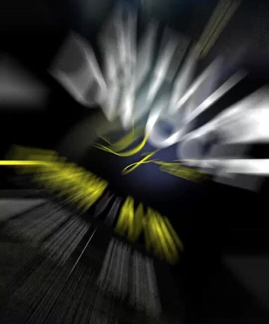 Dwóch DJ-ów na tle kolorowych świateł podczas imprezy