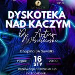 DJ Artur Wasielewski za konsoletą w klubowym oświetleniu