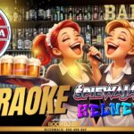 Śpiewający kelner z mikrofonem na scenie podczas karaoke