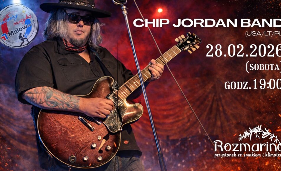 Chip Jordan na scenie z gitarą podczas koncertu