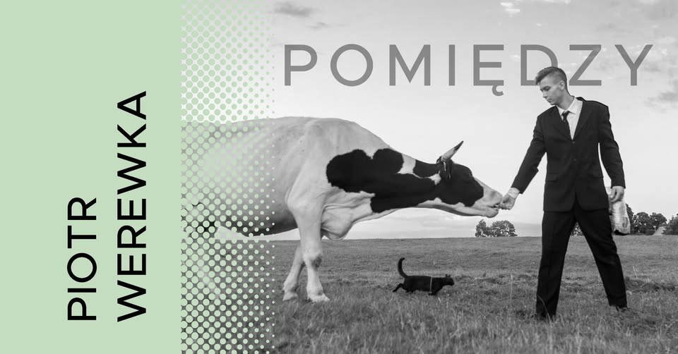 Piotr Werewka – POMIĘDZY – wernisaż wystawy Fotografia przedstawiająca młodego mężczyznę na tle wiejskiego krajobrazu