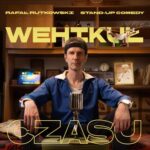 Rafał Rutkowski na scenie podczas występu stand-up