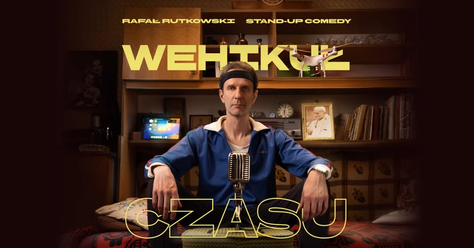 Rafał Rutkowski na scenie podczas występu stand-up