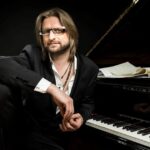 Leszek Możdżer przy fortepianie podczas koncertu