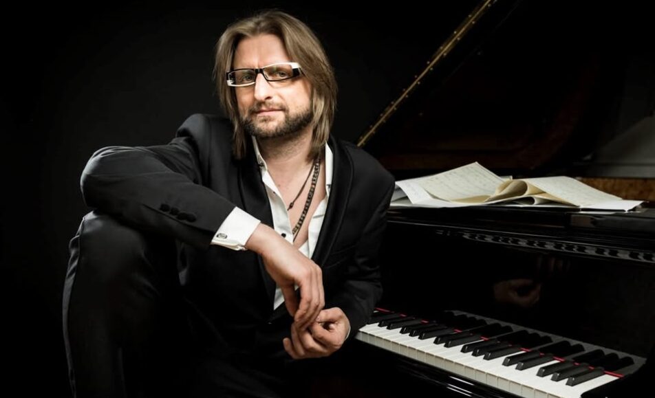 Leszek Możdżer przy fortepianie podczas koncertu