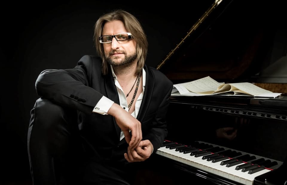 Leszek Możdżer przy fortepianie podczas koncertu