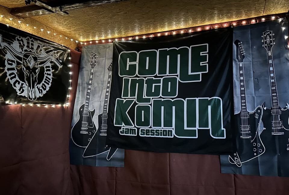 Urodzinowy weekend Black Pub Komin Plakat zapowiadający urodzinowy weekend w Black Pub Komin