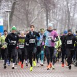 uczestnicy biegu karnawałowego w kolorowych przebraniach na tle zimowego krajobrazu