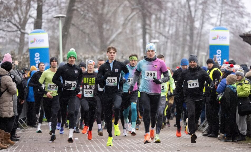 uczestnicy biegu karnawałowego w kolorowych przebraniach na tle zimowego krajobrazu