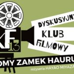 Kadr z filmu Ruchomy zamek Hauru z postacią Sophie i zamkiem w tle