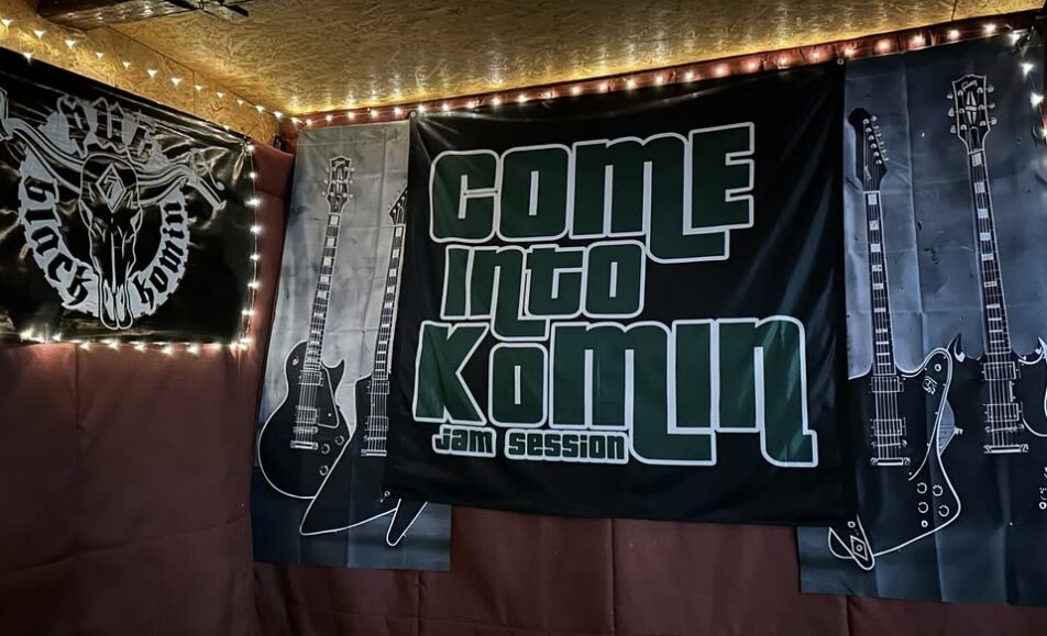 muzycy grający na scenie podczas jam session