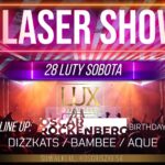 DJ za konsoletą w klubie nocnym z efektami laserowymi