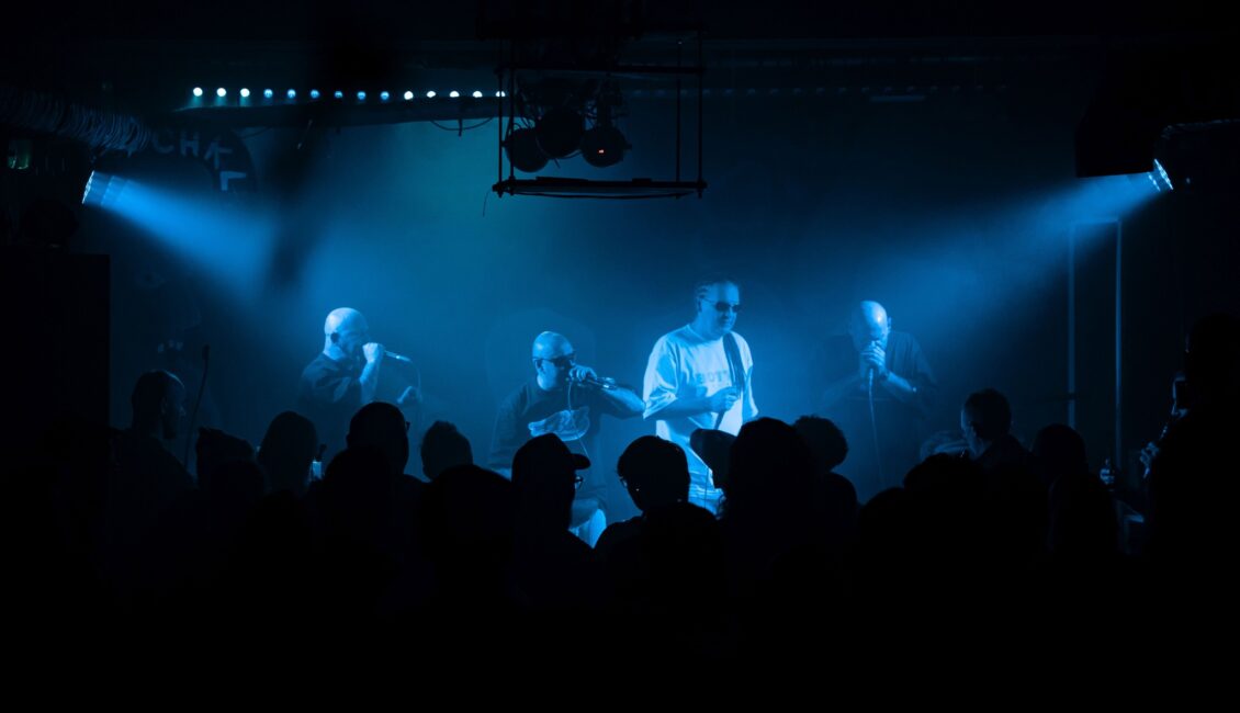 Zespół Nagły Atak Spawacza na scenie podczas koncertu