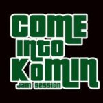 Scena z muzykami grającymi na różnych instrumentach podczas jam session.