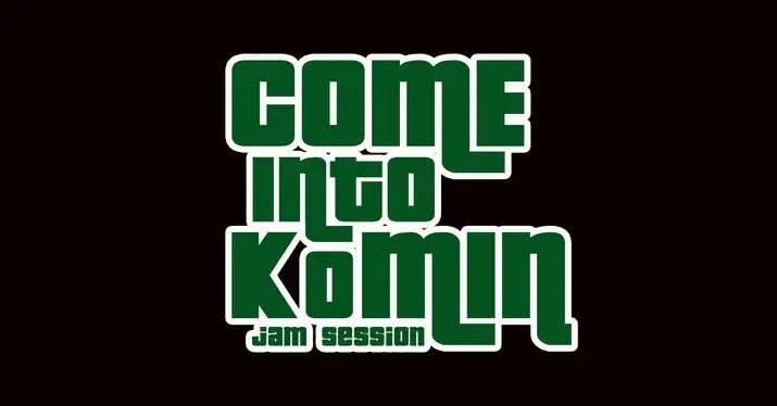 Scena z muzykami grającymi na różnych instrumentach podczas jam session.