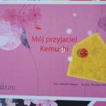 Dzieci uczestniczące w teatrzyku kamishibai.