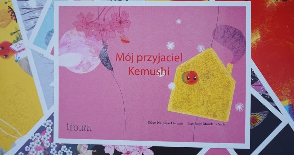 Dzieci uczestniczące w teatrzyku kamishibai.