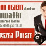 Sebastian Rejent na scenie podczas występu stand-up.