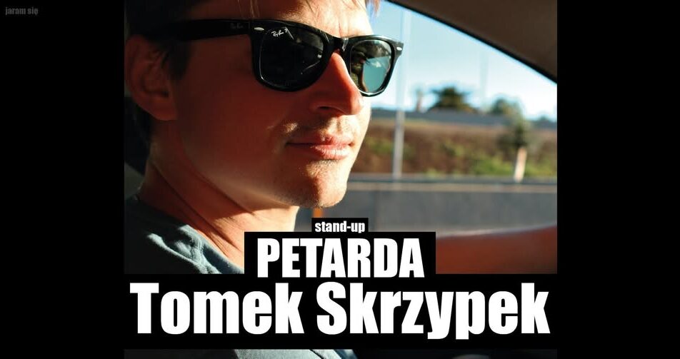 Tomek Skrzypek podczas występu stand-upowego
