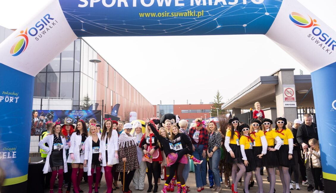 Suwałki Miss Run i Suwalski Bieg z Wąsem Uczestnicy biegów w kolorowych strojach na wydarzeniu sportowym w Suwałkach.