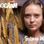 Sylwia Wiszowata na scenie stand-upowej.