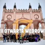 Grupa turystów podczas wędrówki w lesie.