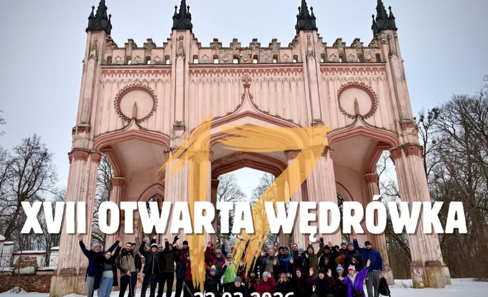 Grupa turystów podczas wędrówki w lesie.