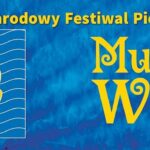 XXVI Międzynarodowy Festiwal Piosenki i Tańca Muszelki Wigier Uczestnicy tańczący na scenie podczas festiwalu Muszelki Wigier.