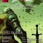 Grupa ludzi uczestnicząca w maratonie na orientację na tle pięknych krajobrazów.