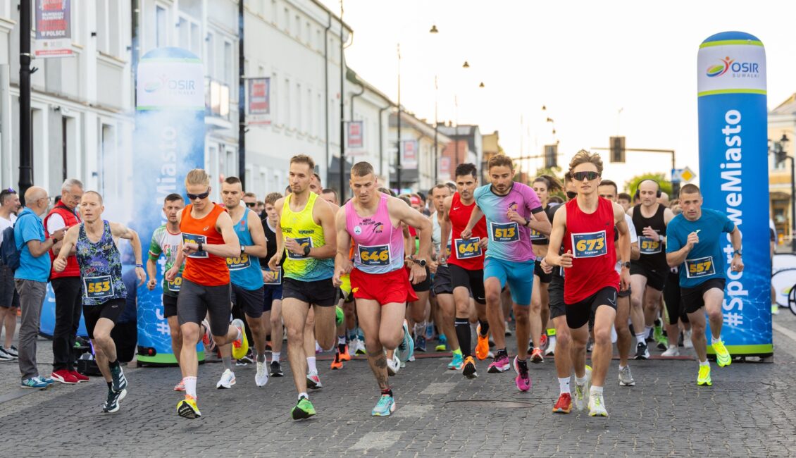 Zawodnicy biegnący ulicami Suwałk podczas wydarzenia Rozbiegane Suwałki.