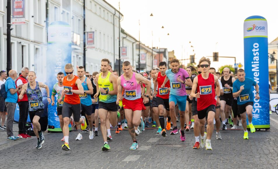 Zawodnicy biegnący ulicami Suwałk podczas wydarzenia Rozbiegane Suwałki.