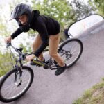 Ludzie na rowerach uczestniczący w wyścigu w parku rowerowym.