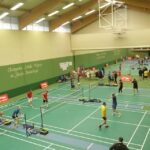 Zawodnicy badmintona na korcie podczas turnieju.